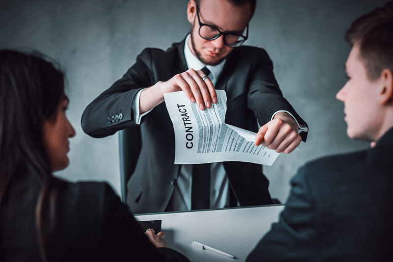 Cómo desalojar okupas con contrato de alquiler falso